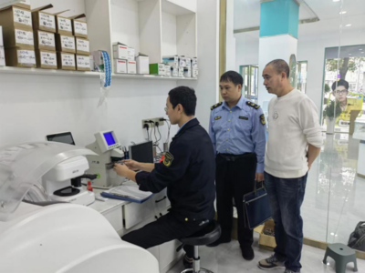 铅山县市管局开展验配眼镜店计量器具检定与专项检查，筑牢视力健康计量防线